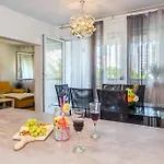 Apartment L & V *