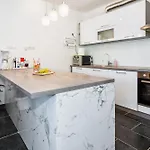 Apartment L & V Split