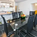 L & V Apartment