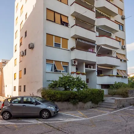 Apartment L & V *