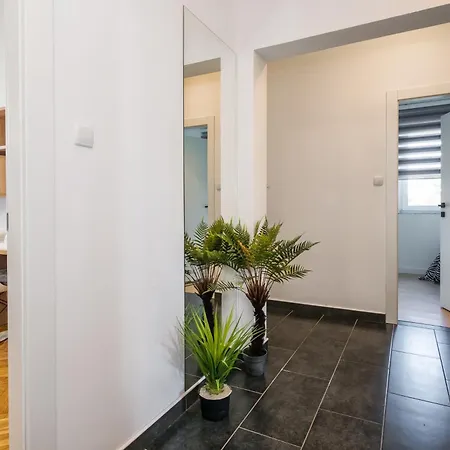 Apartment L & V Split